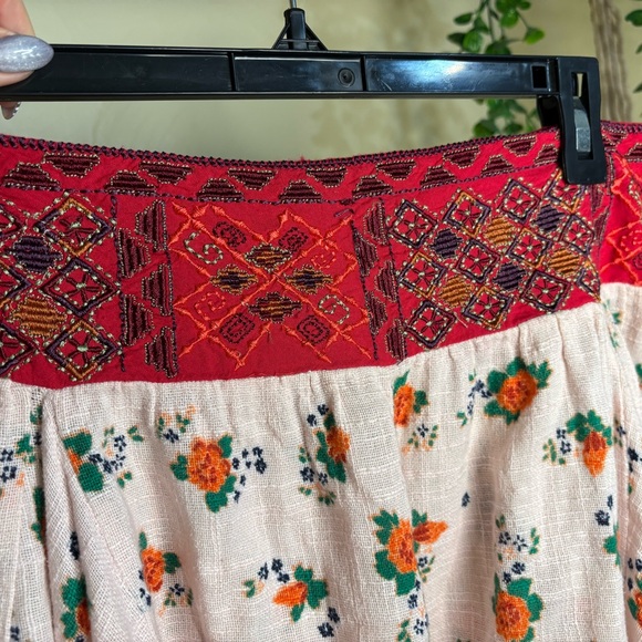 Free People Red and Cream Embroidered Floral Boho Shorts Size Large Festival - Picture 3 of 3